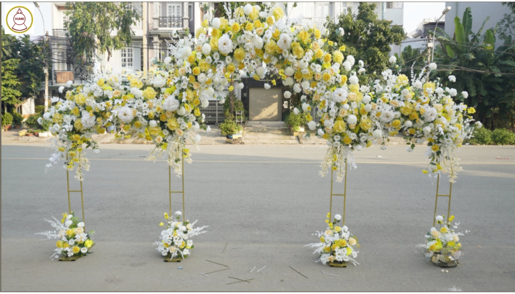 Cổng hoa đám cưới vàng tươi