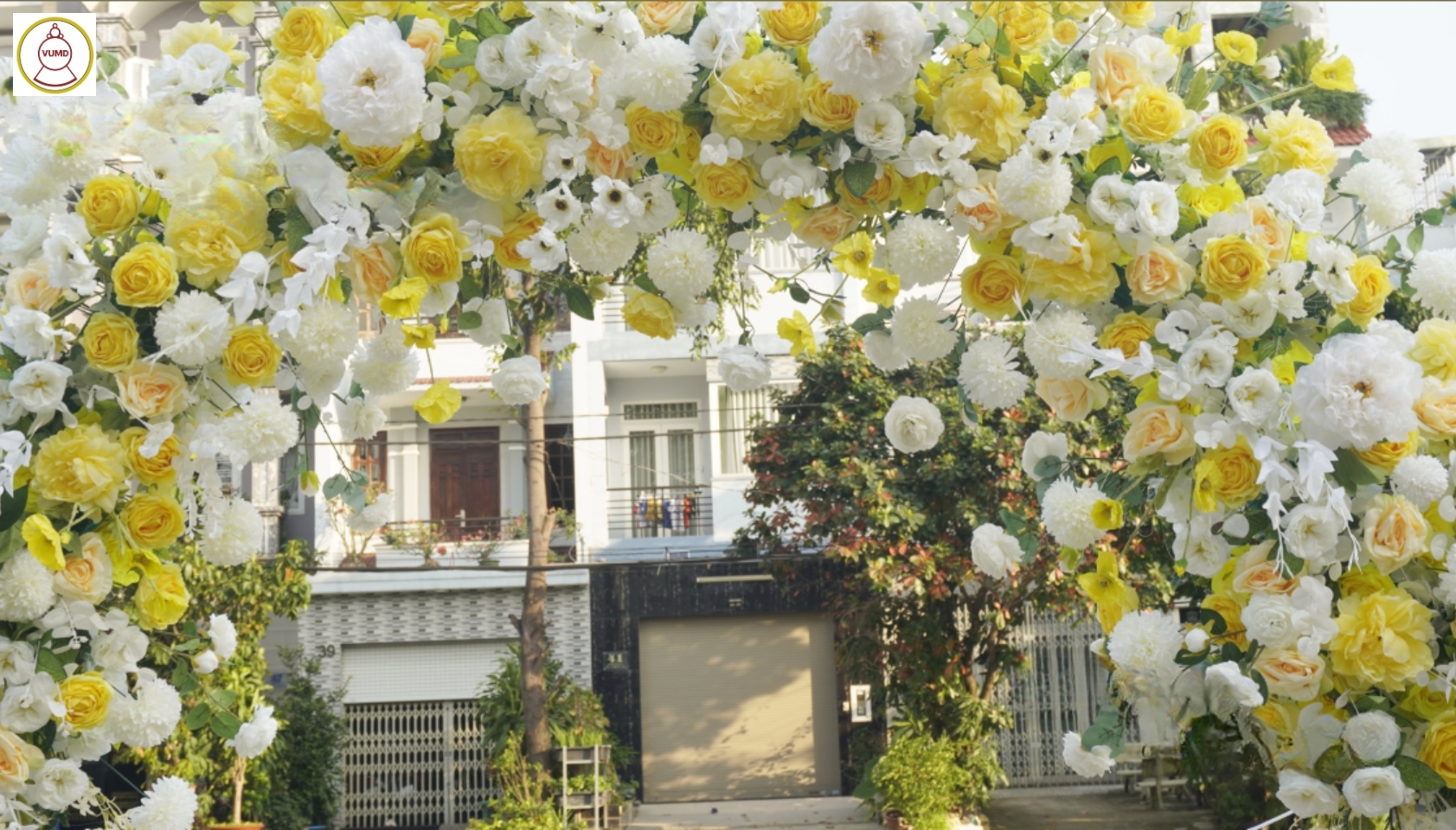 Cổng hoa đám cưới vàng tươi