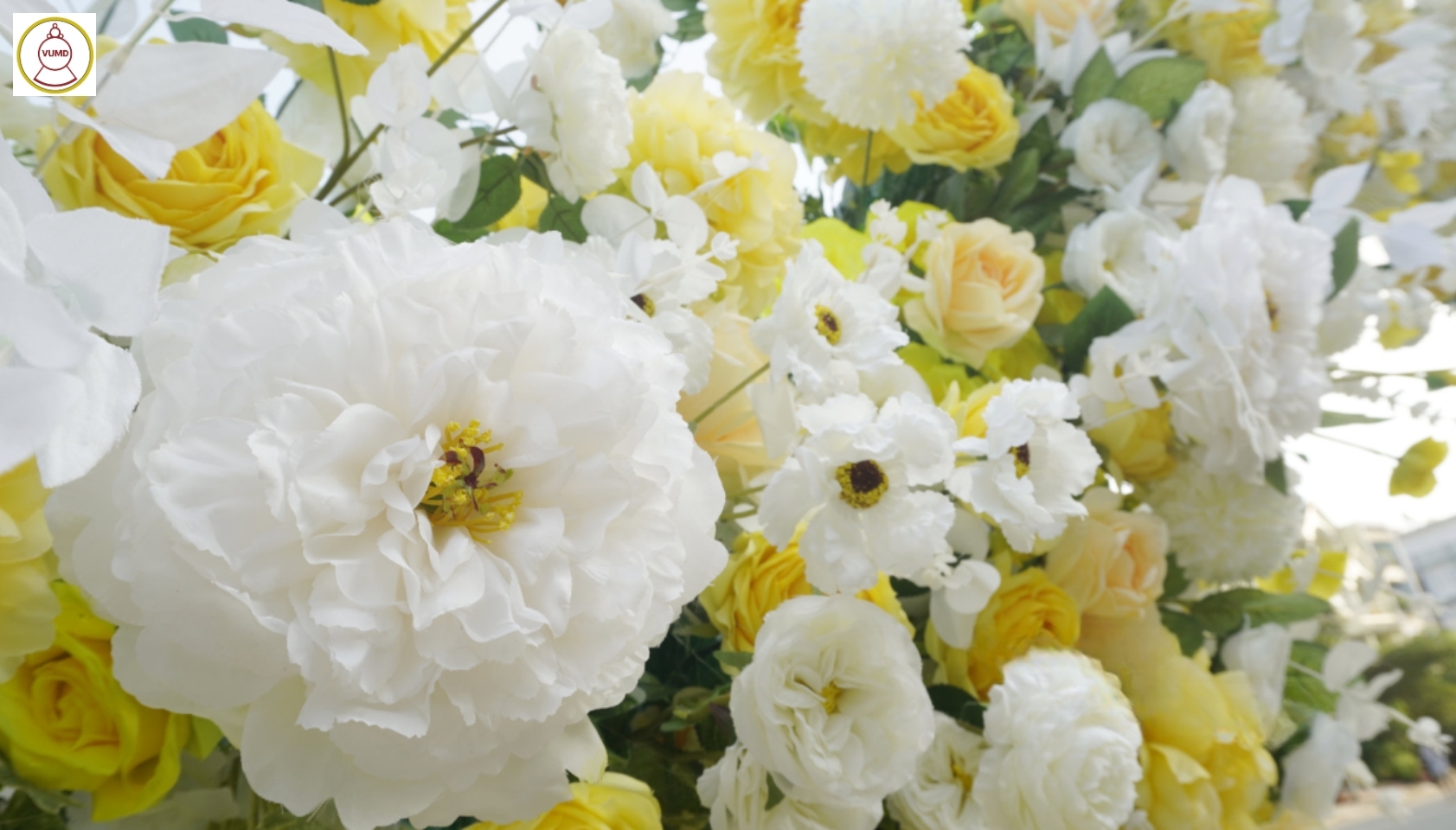 Cổng hoa đám cưới vàng tươi