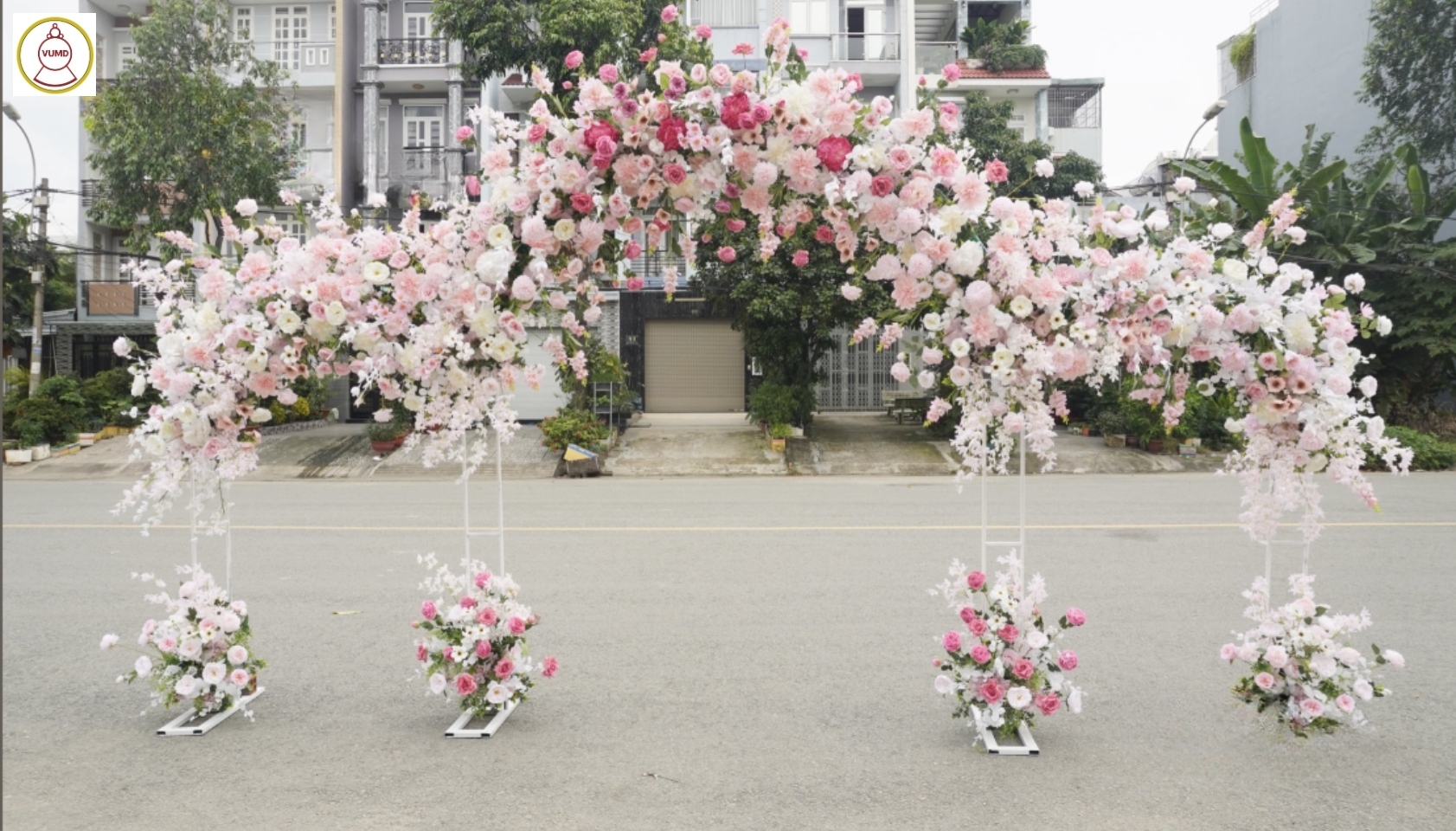 Cổng chào tông hồng phấn