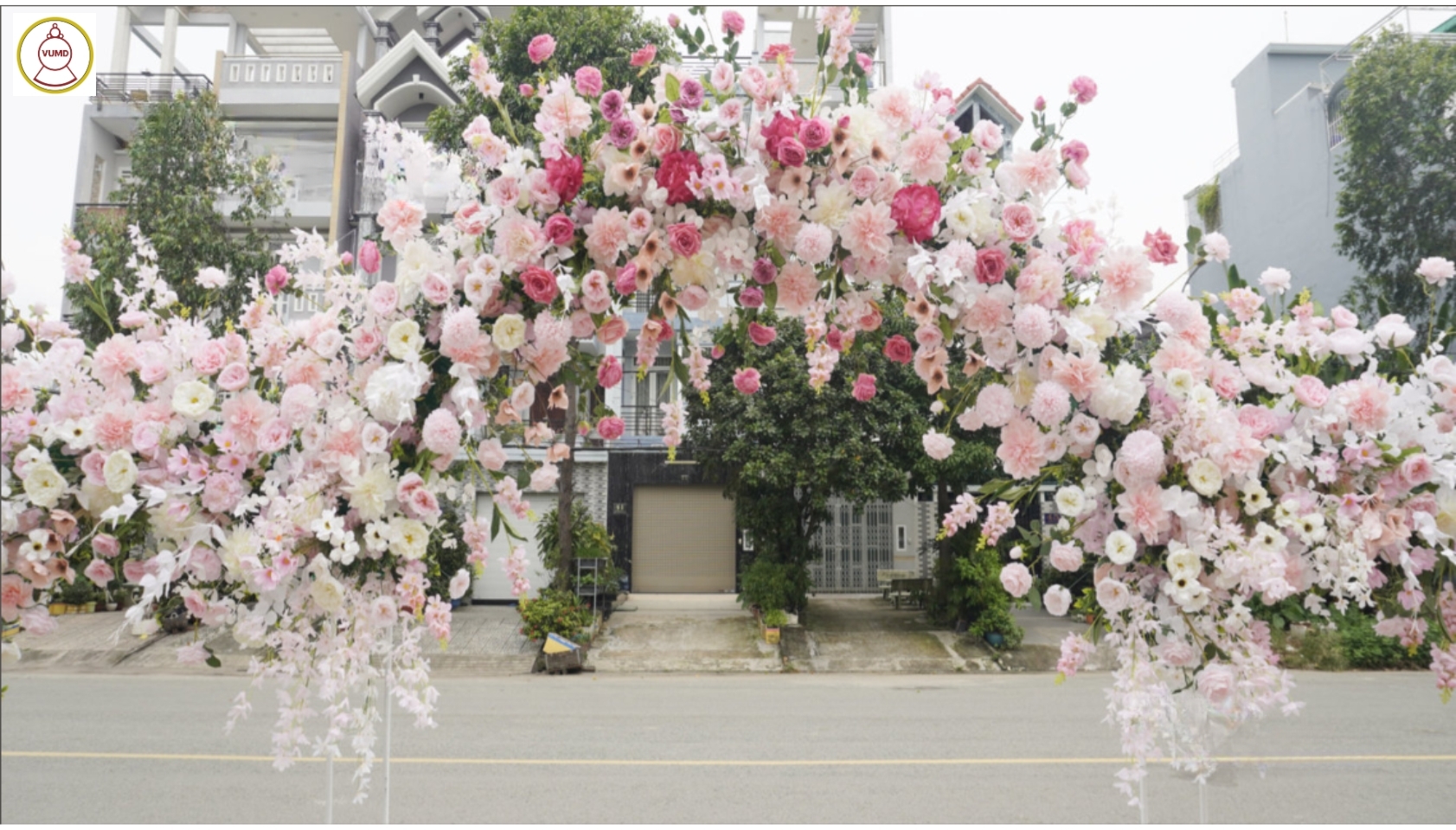 Cổng chào tông hồng phấn