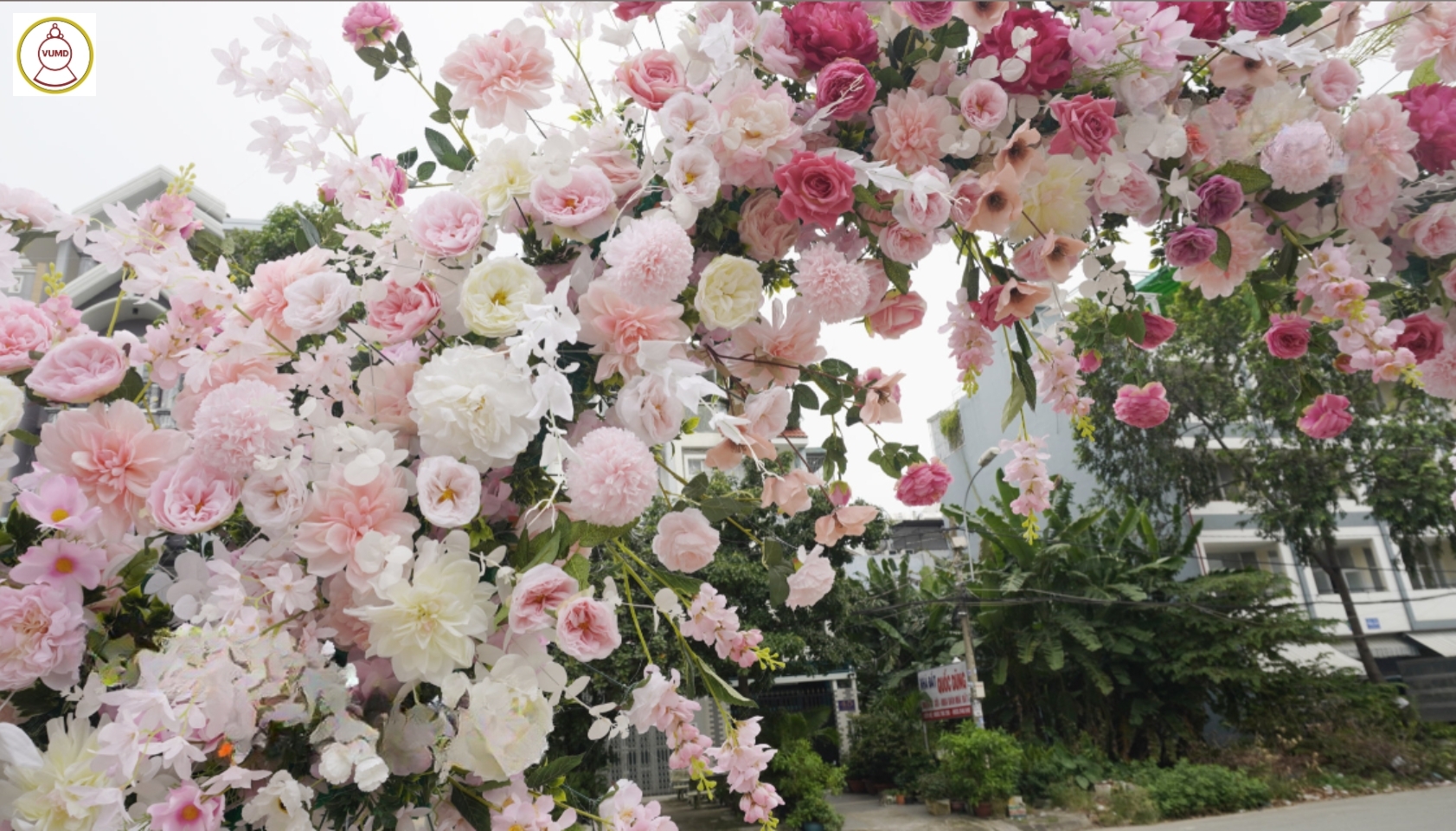 Cổng chào tông hồng phấn