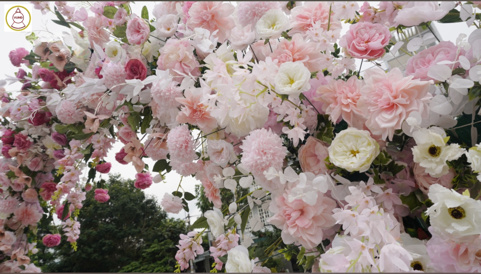 Cổng chào tông hồng phấn