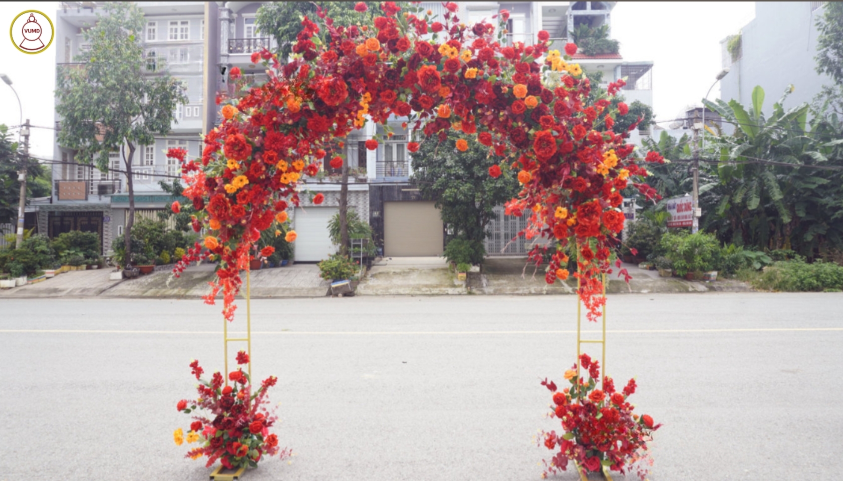 Cổng hoa đám cưới tông đỏ