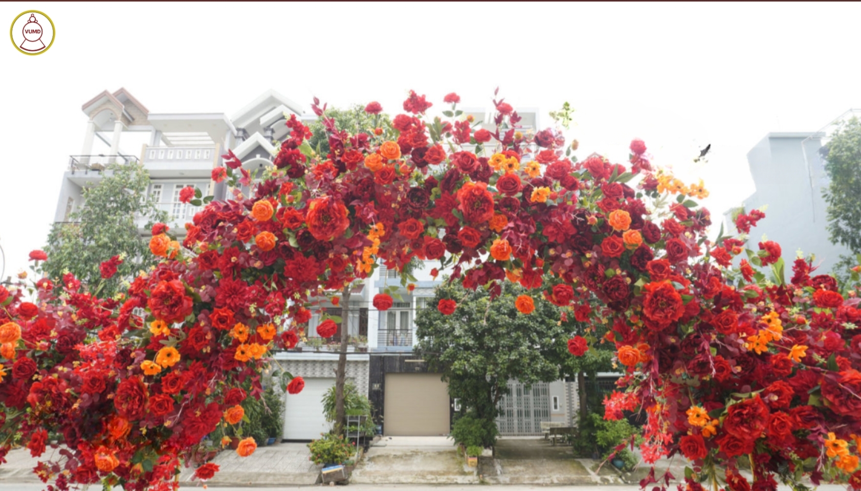 Cổng hoa đám cưới tông đỏ