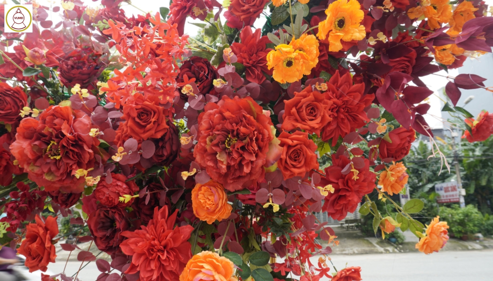 Cổng hoa đám cưới tông đỏ