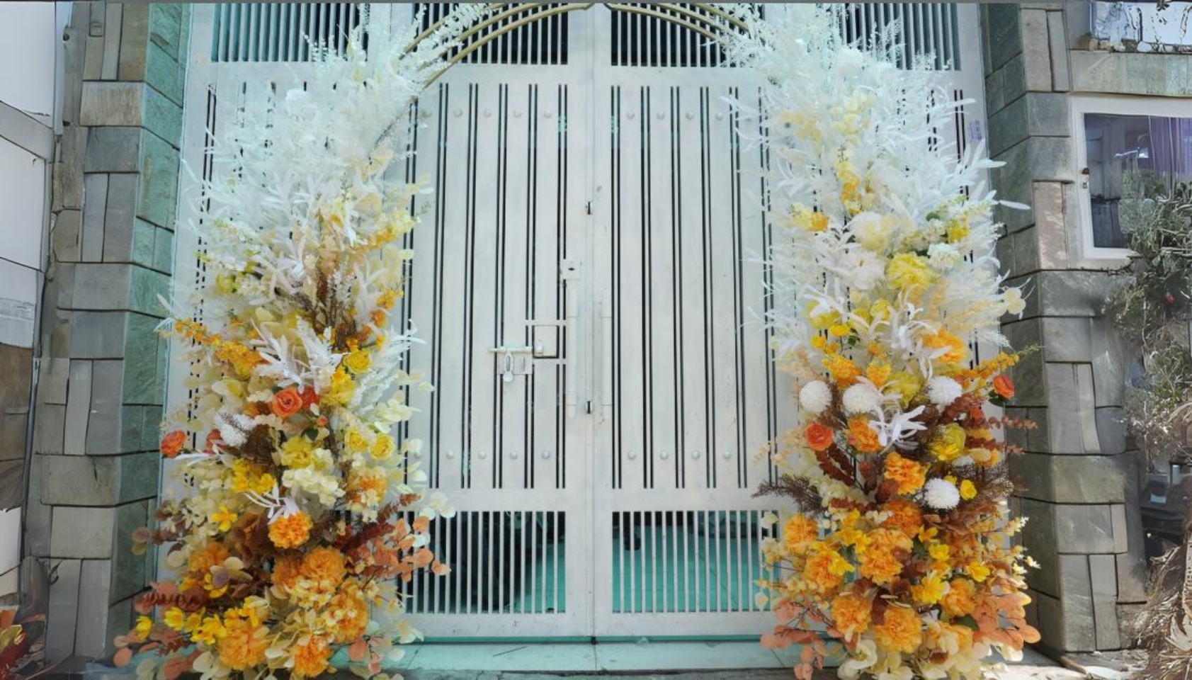 Cổng hoa chuyển màu tông cam đất