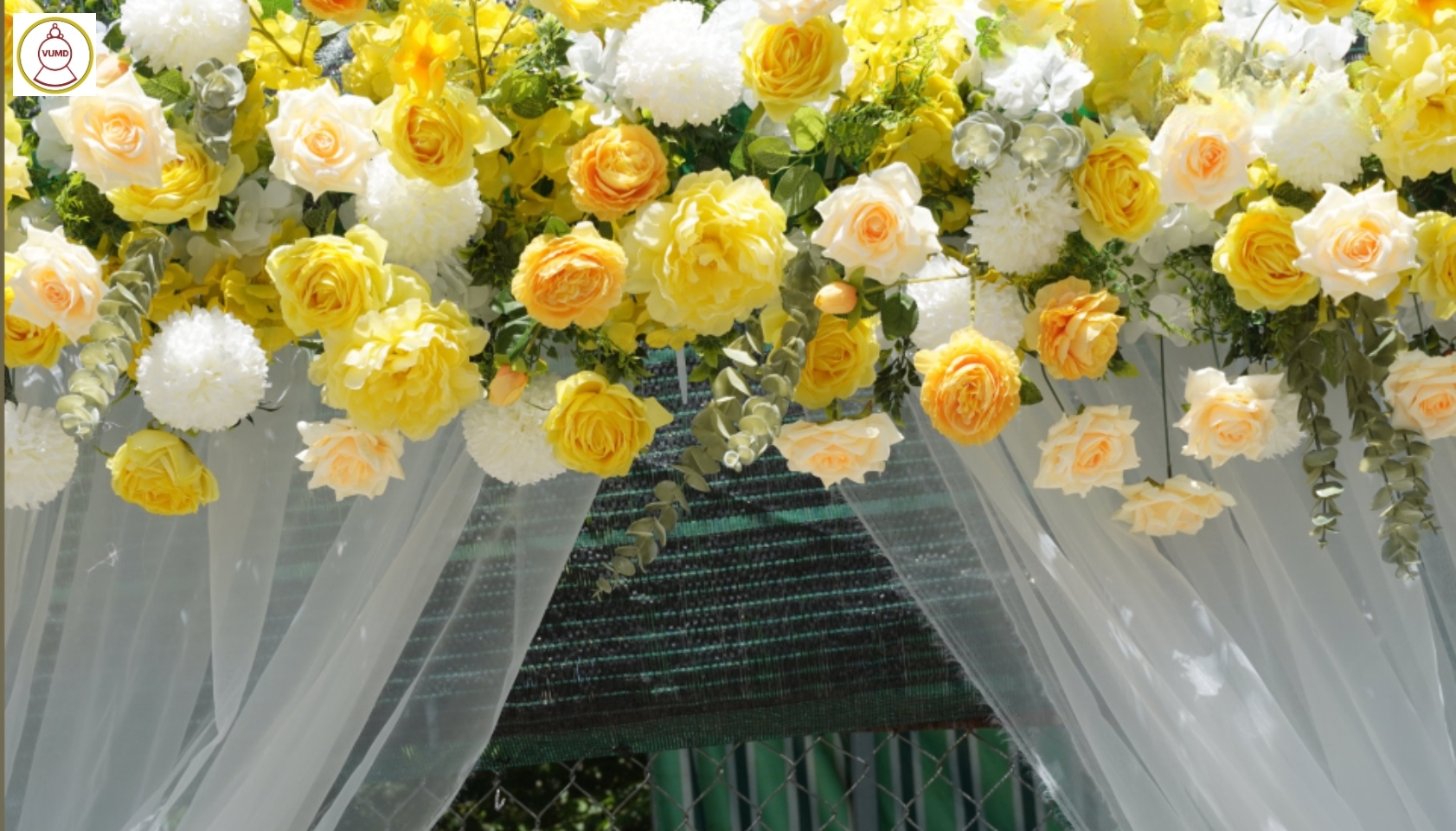 Cổng hoa đám cưới tông vàng trắng