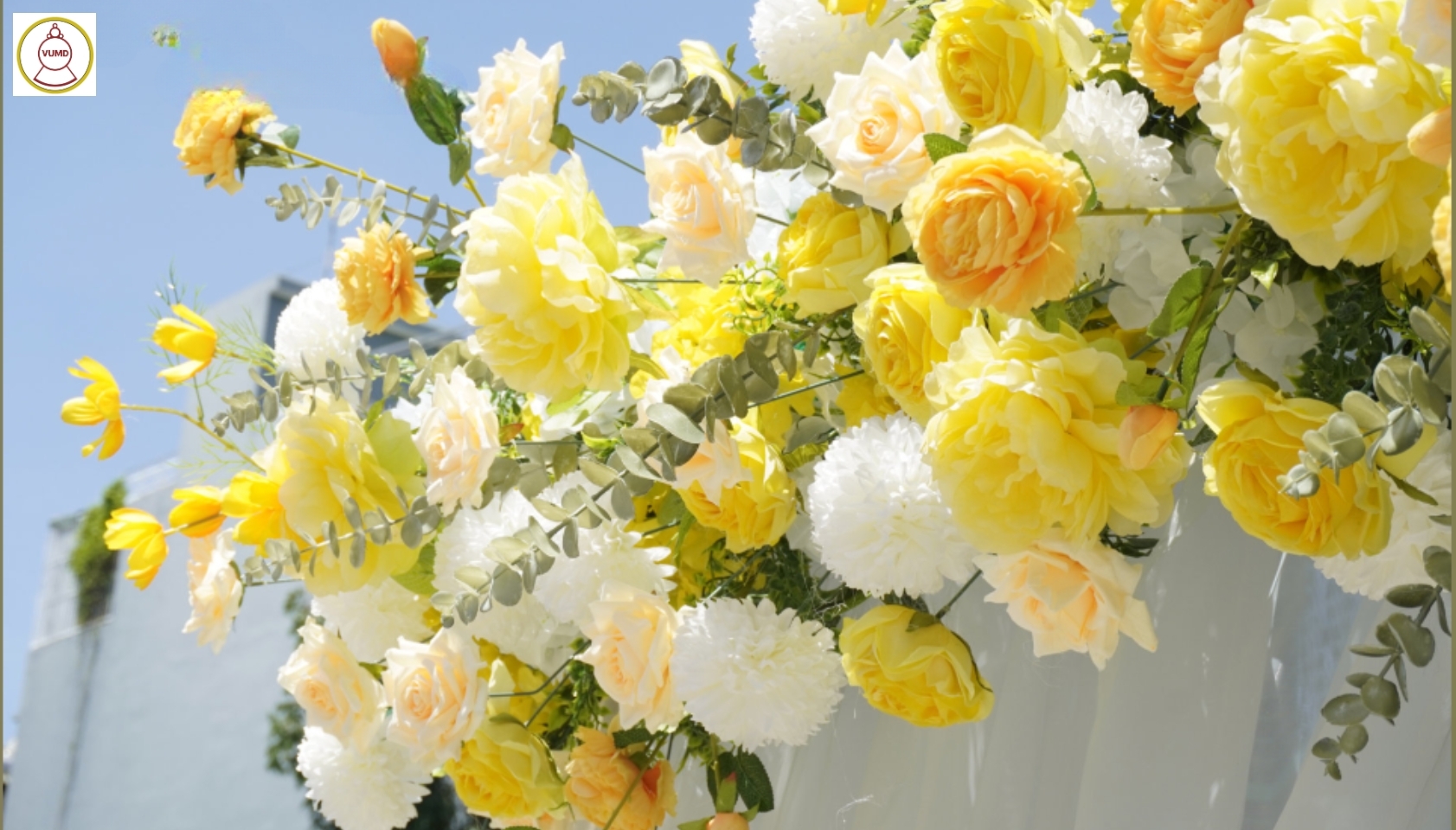 Cổng hoa đám cưới tông vàng trắng