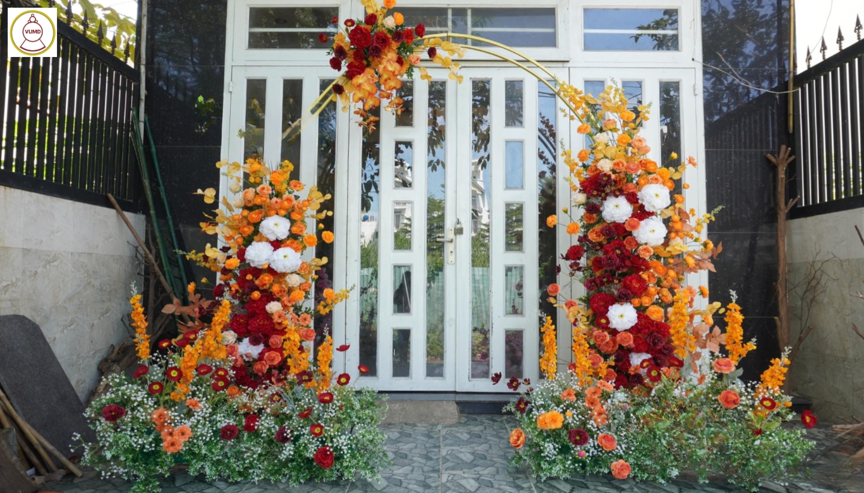 Cổng hoa tông đỏ cam