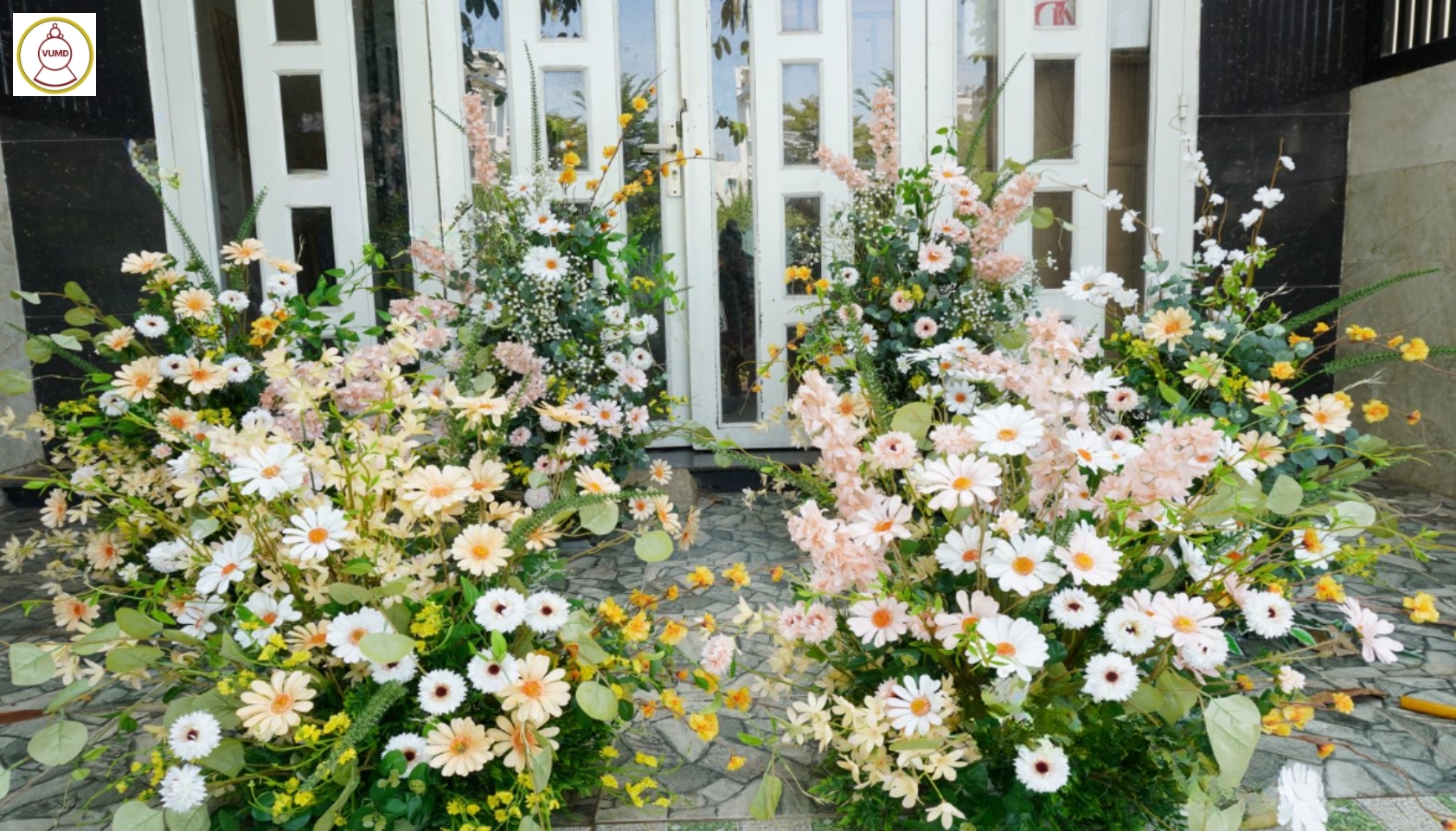 Hoa trang trí đám cưới, quán cafe, studio 2024