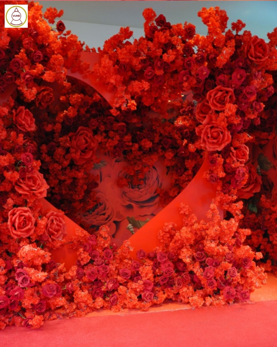 Mẫu hoa trang trí studio chụp ảnh cưới đỏ lãng mạn