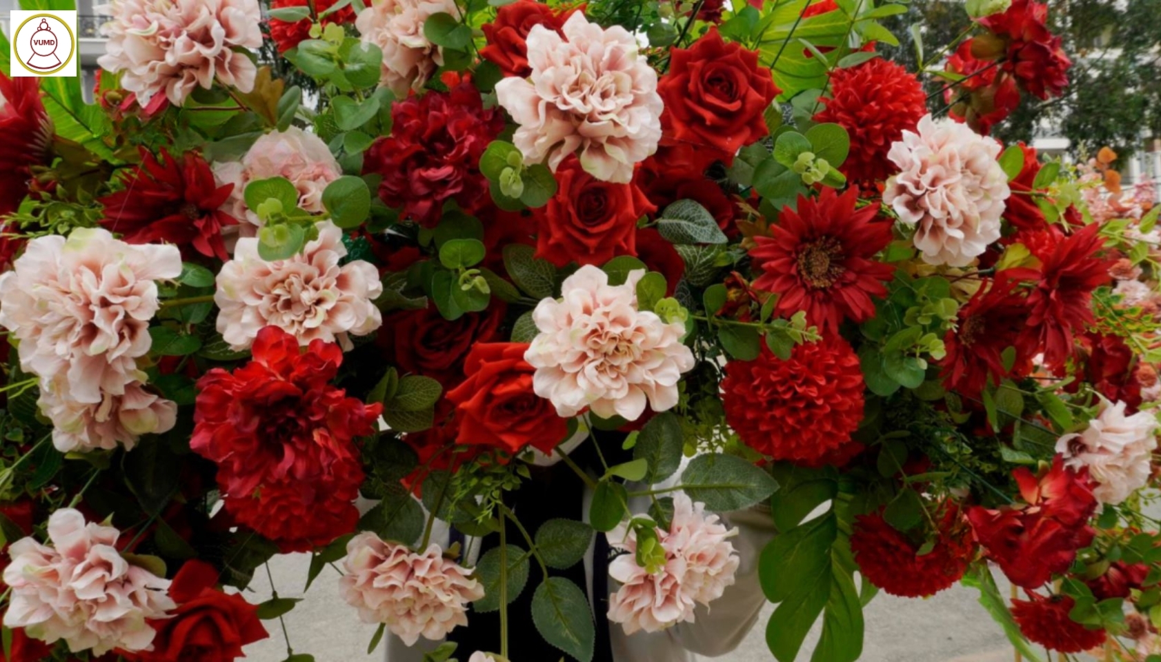 Line hoa gắn tường dành cho đám cưới