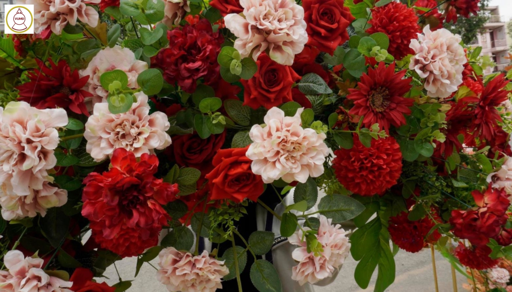 Line hoa gắn tường dành cho đám cưới