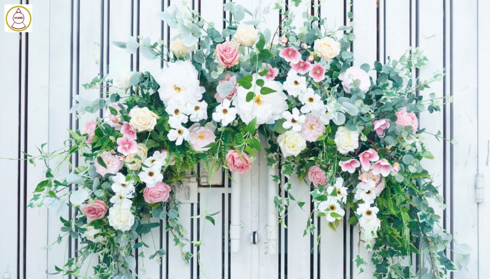 Line hoa gắn tường đám cưới