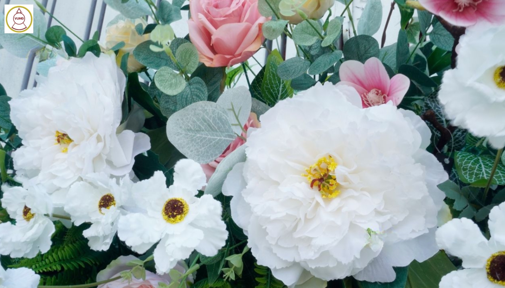 Line hoa gắn tường đám cưới