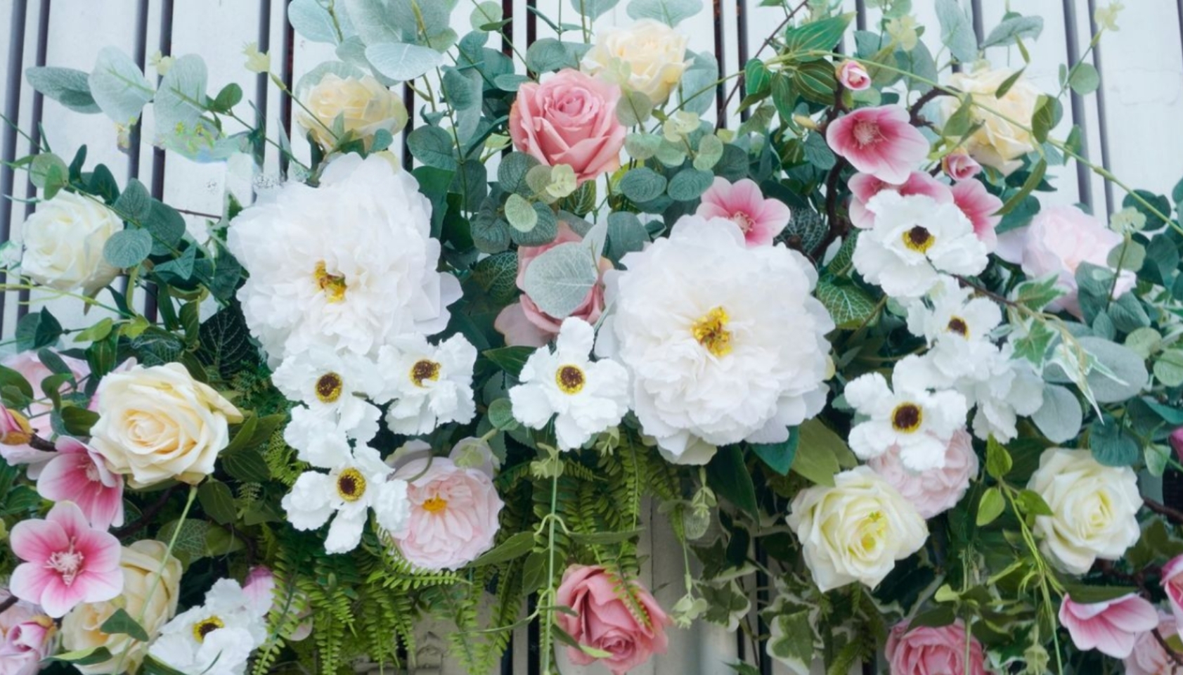 Line hoa gắn tường đám cưới