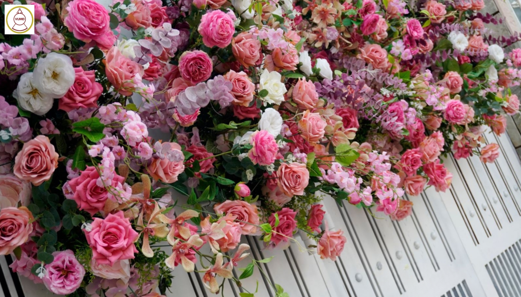 Line hoa gắn tường style hồng