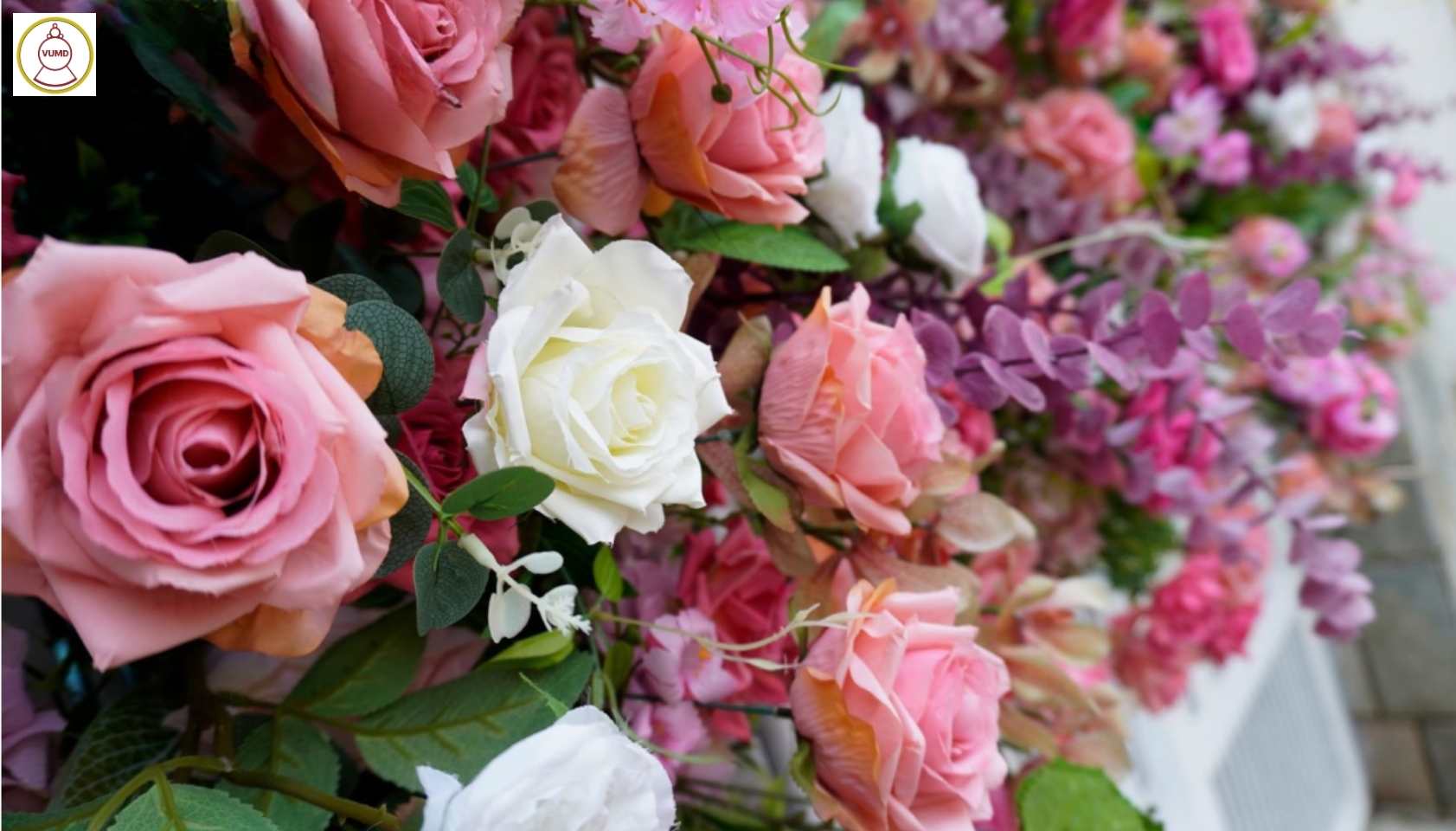 Line hoa gắn tường style hồng