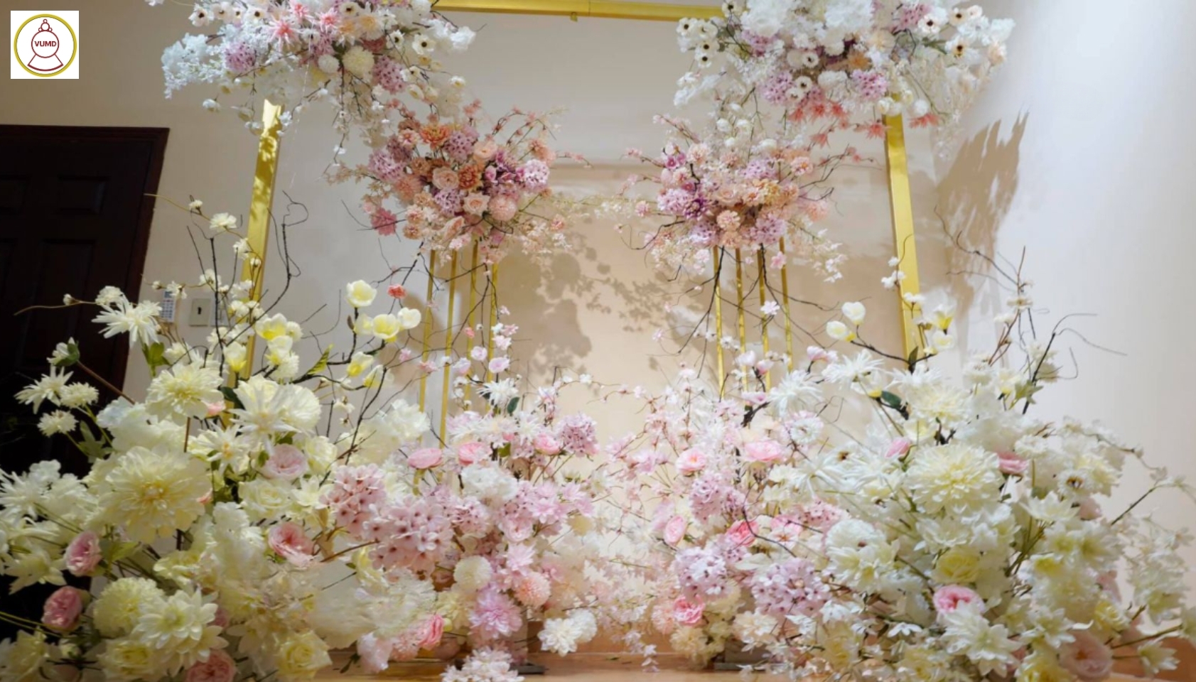 Mẫu hoa trang trí tiệc cưới đẹp 2024