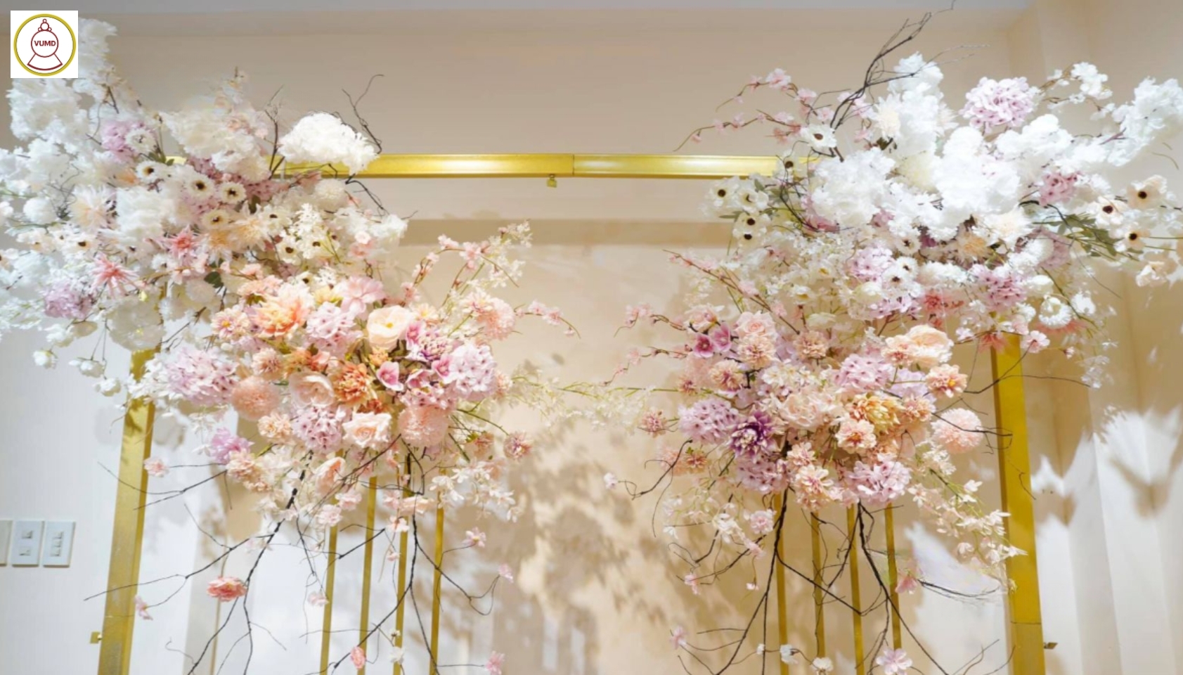 Mẫu hoa trang trí tiệc cưới đẹp 2024