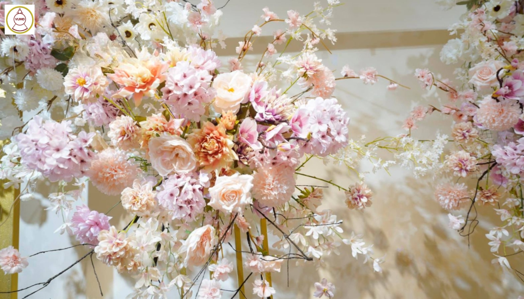 Mẫu hoa trang trí tiệc cưới đẹp 2024