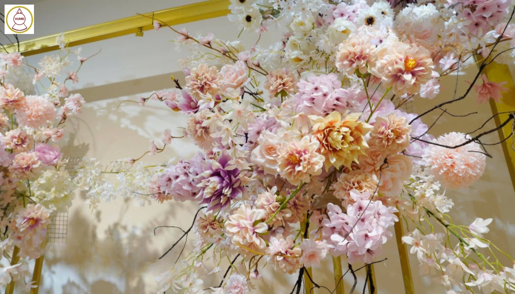 Mẫu hoa trang trí tiệc cưới đẹp 2024