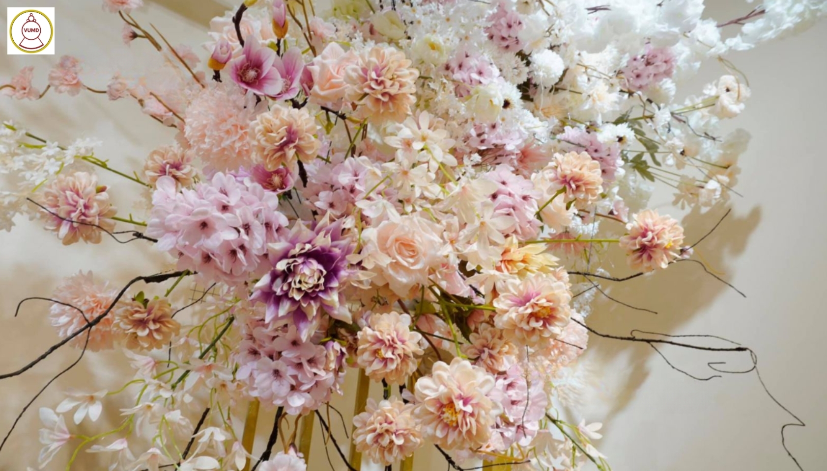 Mẫu hoa trang trí tiệc cưới đẹp 2024