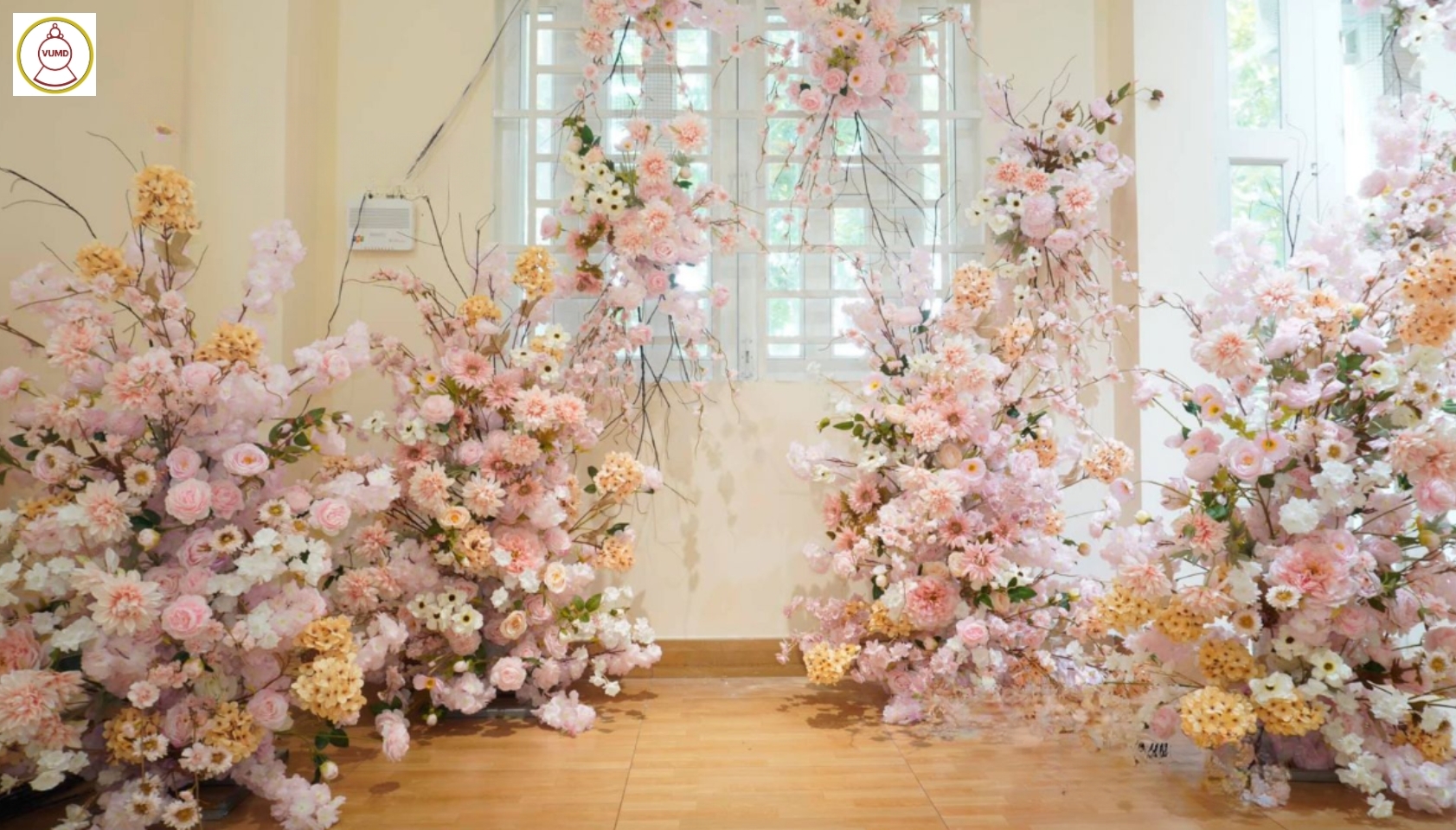 Mẫu hoa trang trí tiệc cưới xu hướng 2024