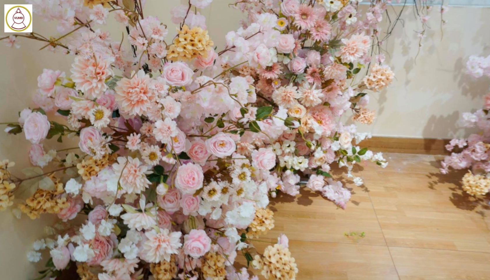 Mẫu hoa trang trí tiệc cưới xu hướng 2024