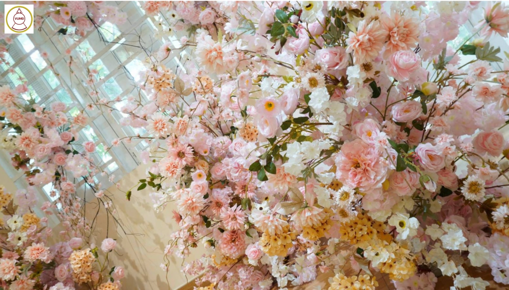 Mẫu hoa trang trí tiệc cưới xu hướng 2024