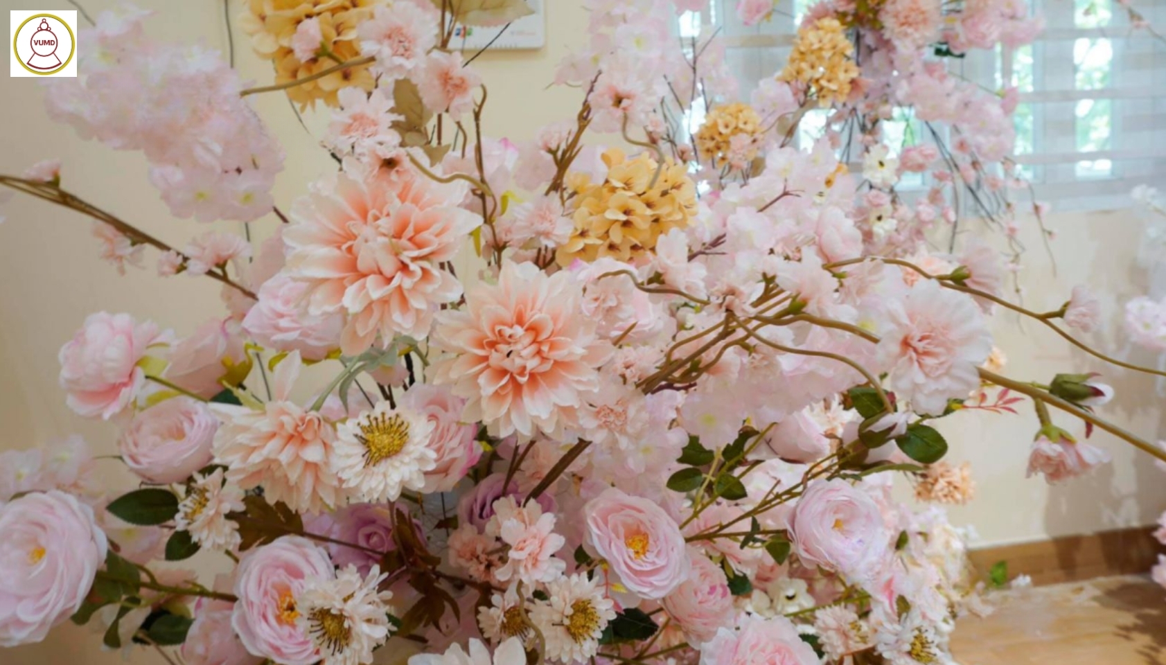 Mẫu hoa trang trí tiệc cưới xu hướng 2024