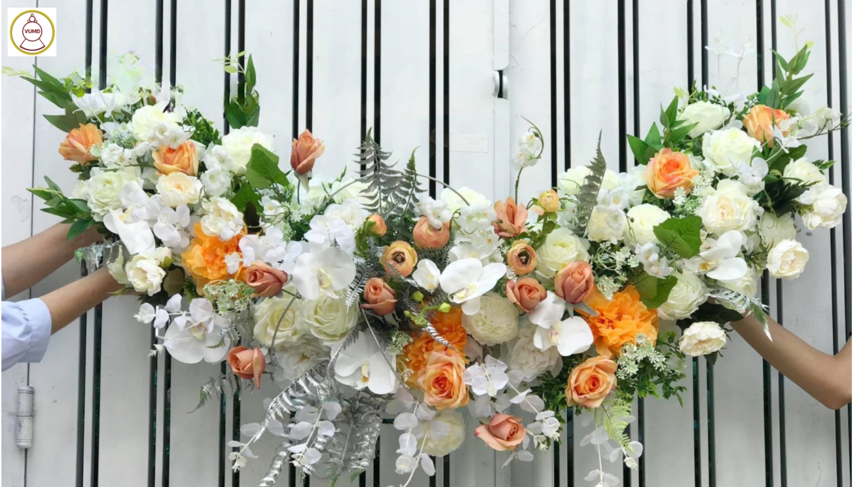 Hoa trang trí xe cưới cam trắng