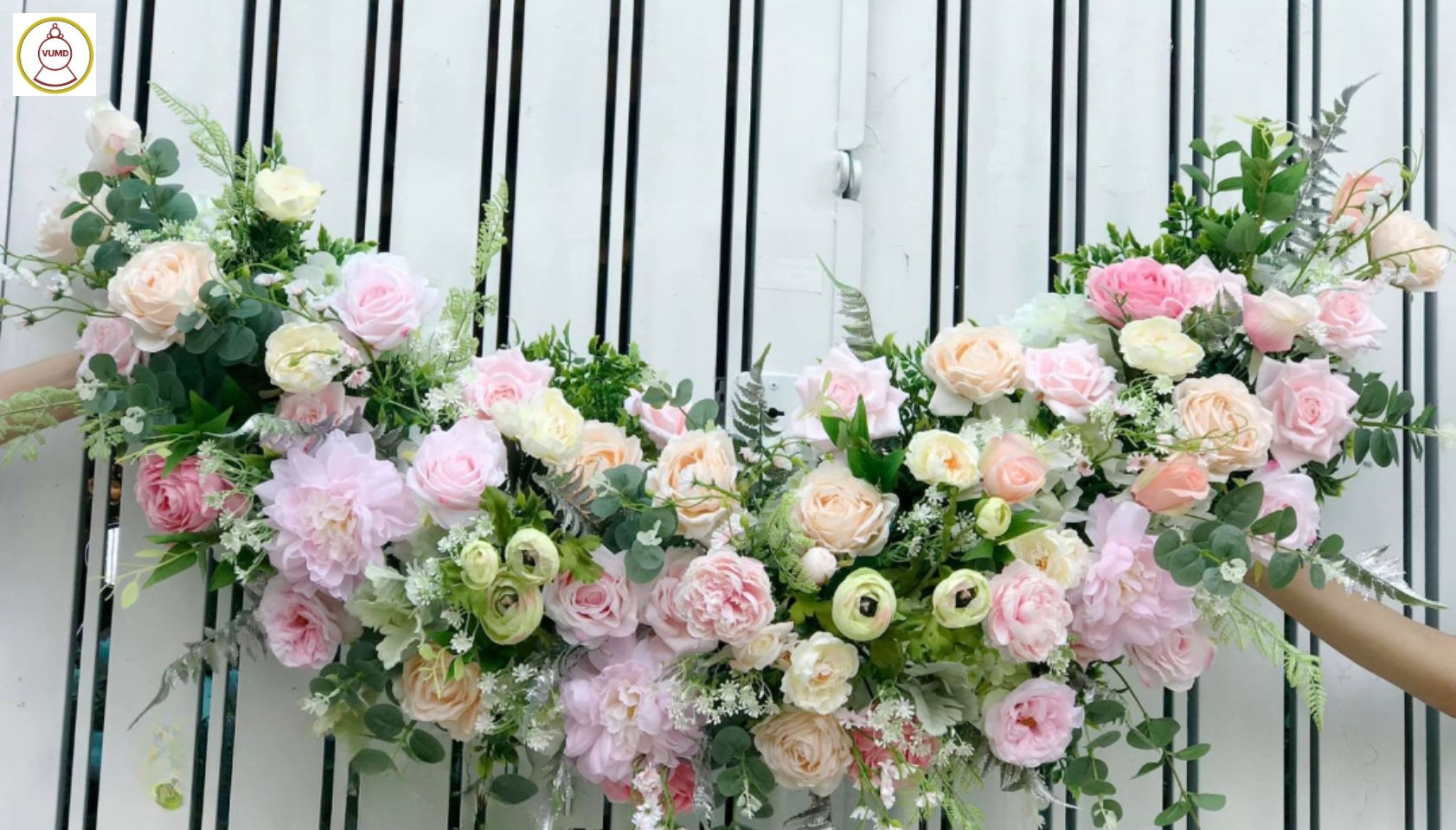 Hoa trang trí xe cưới xanh hồng