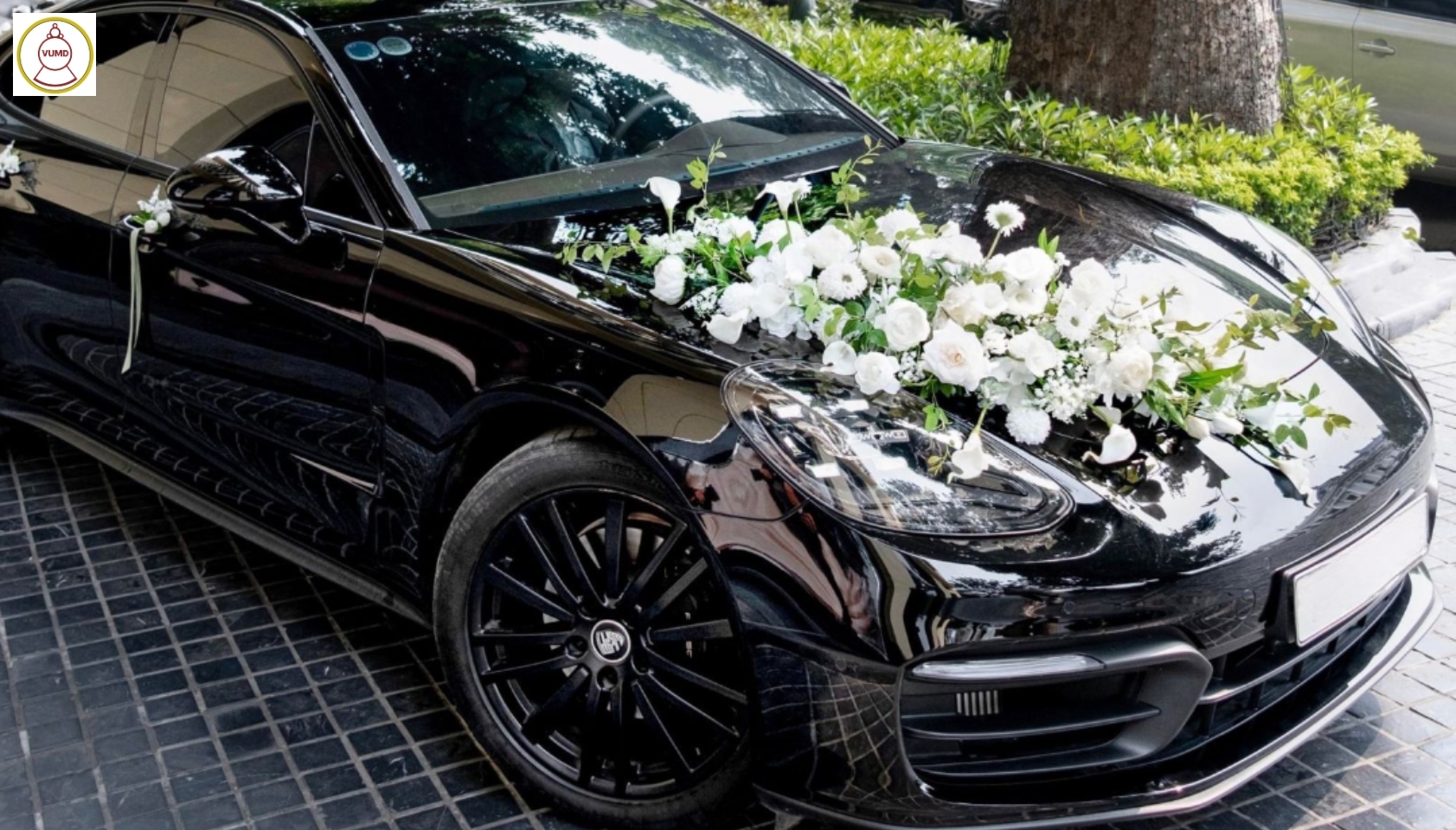Hoa trang trí xe cưới đẹp 2024