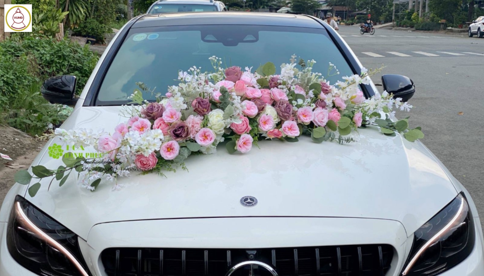 Hoa trang trí xe cưới hot 2024