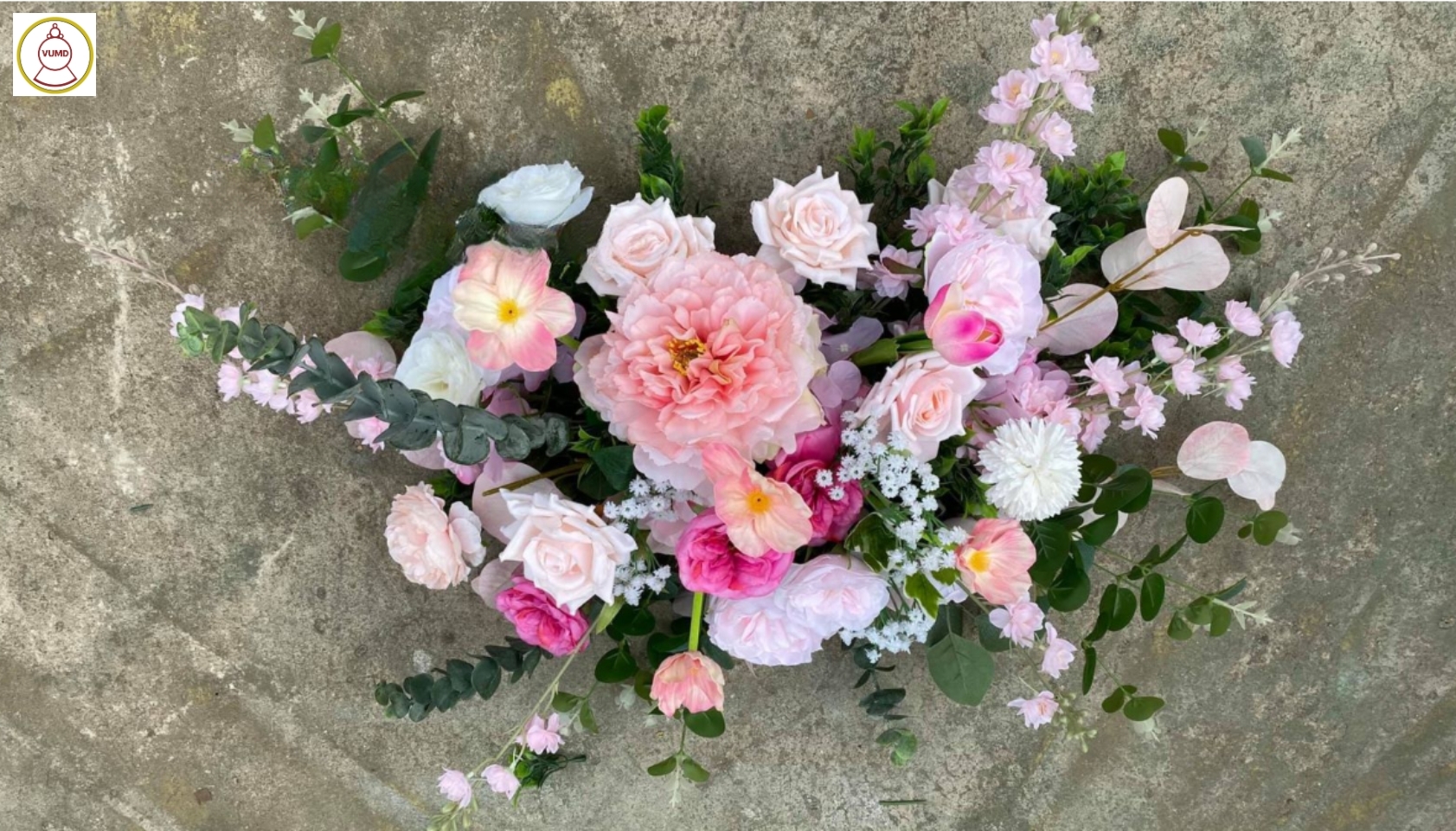 Hoa trang trí xe cưới hồng dâu