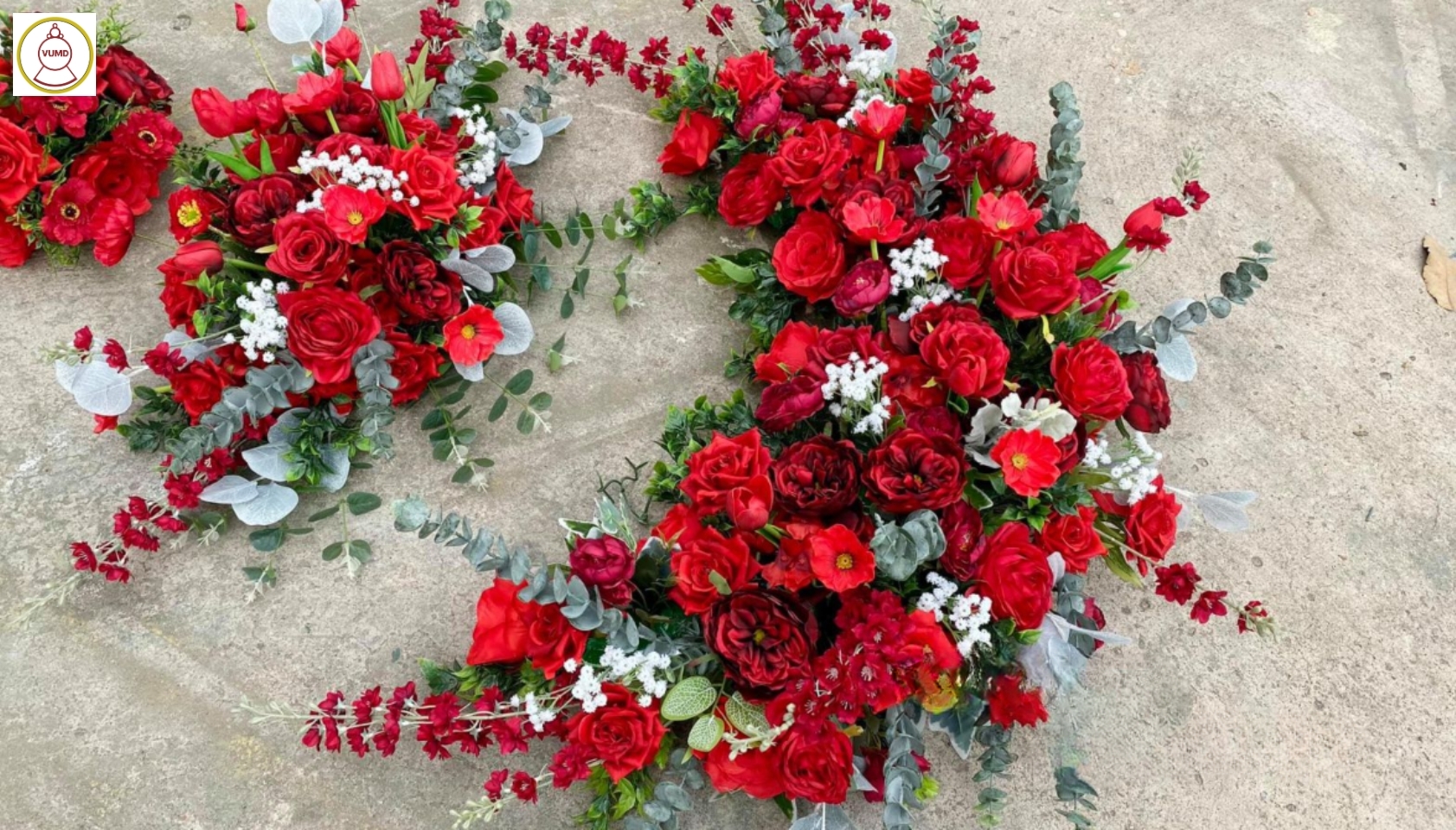 Hoa trang trí xe cưới đỏ tươi