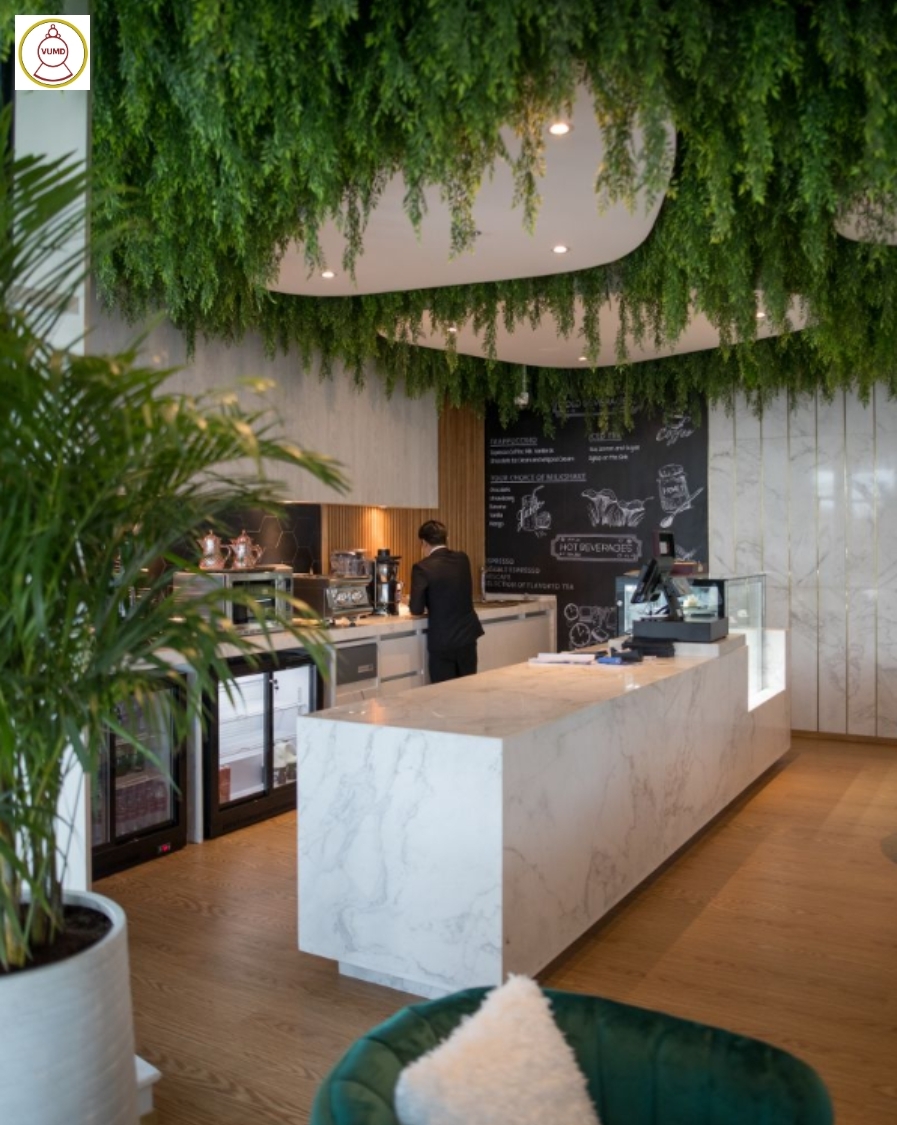 Trần cỏ trang trí quán cafe