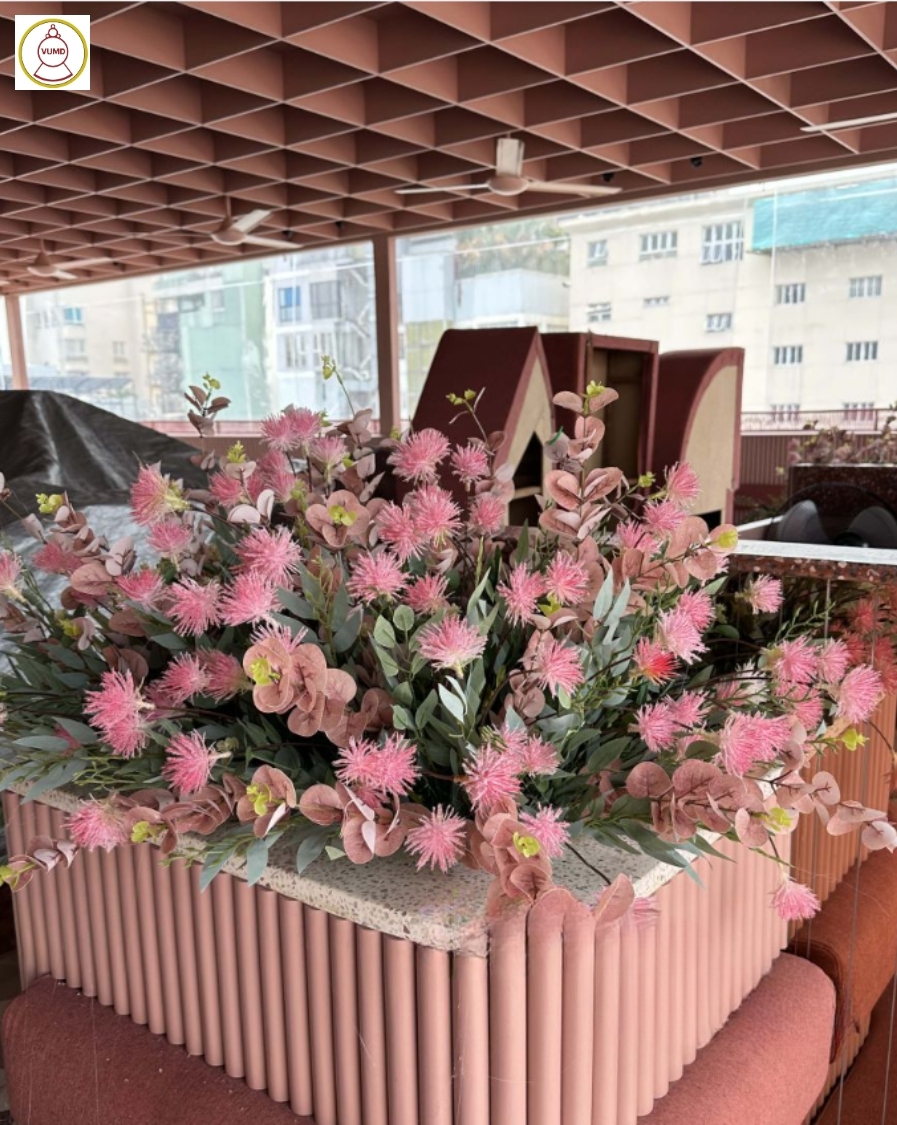 Bồn hoa trang trí quán cafe style hồng