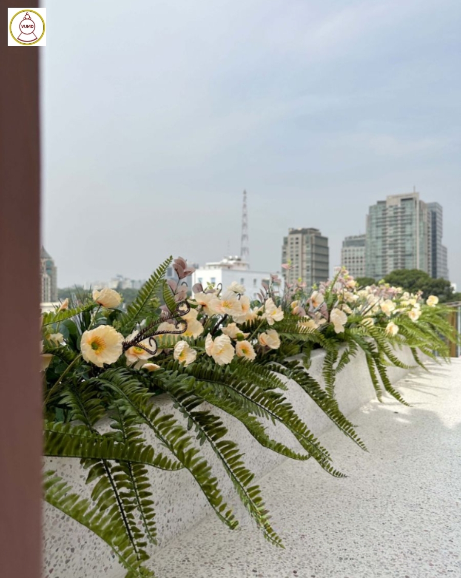 Trang trí bồn hoa nhân tạo