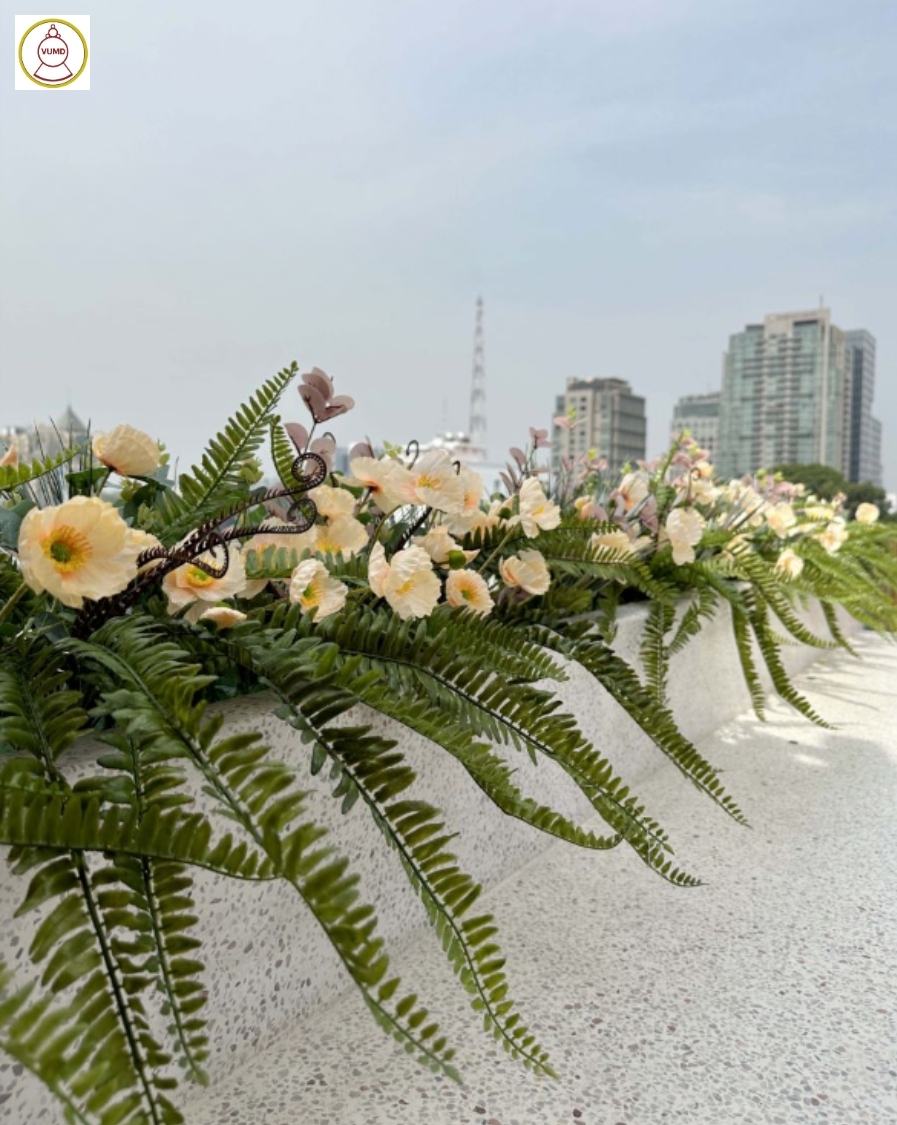 Trang trí bồn hoa nhân tạo