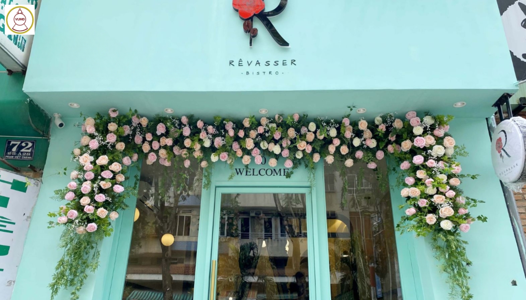 Mảng hoa lụa trang trí quán cafe