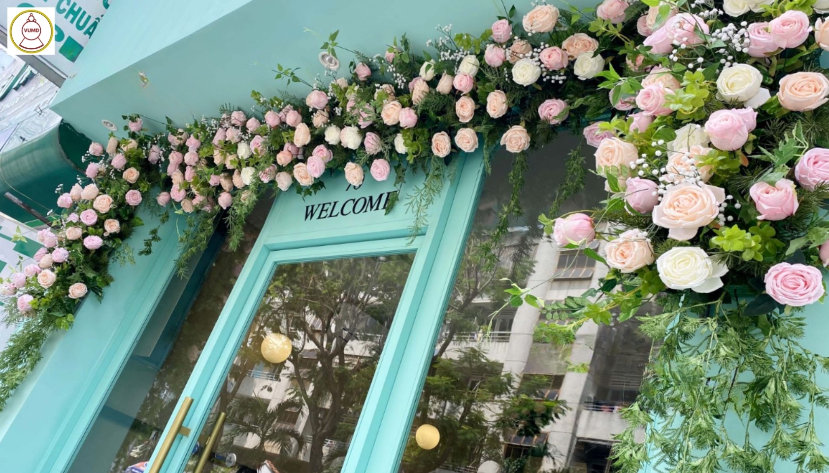 Mảng hoa lụa trang trí quán cafe