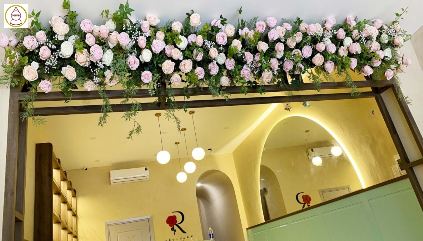 Mảng hoa lụa trang trí quán cafe