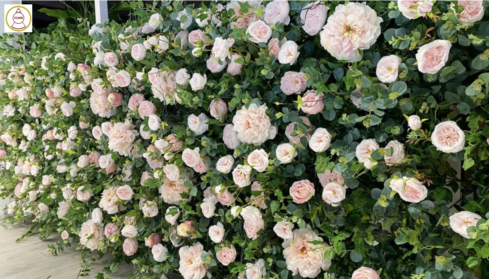 Trang trí vách tường hoa hồng