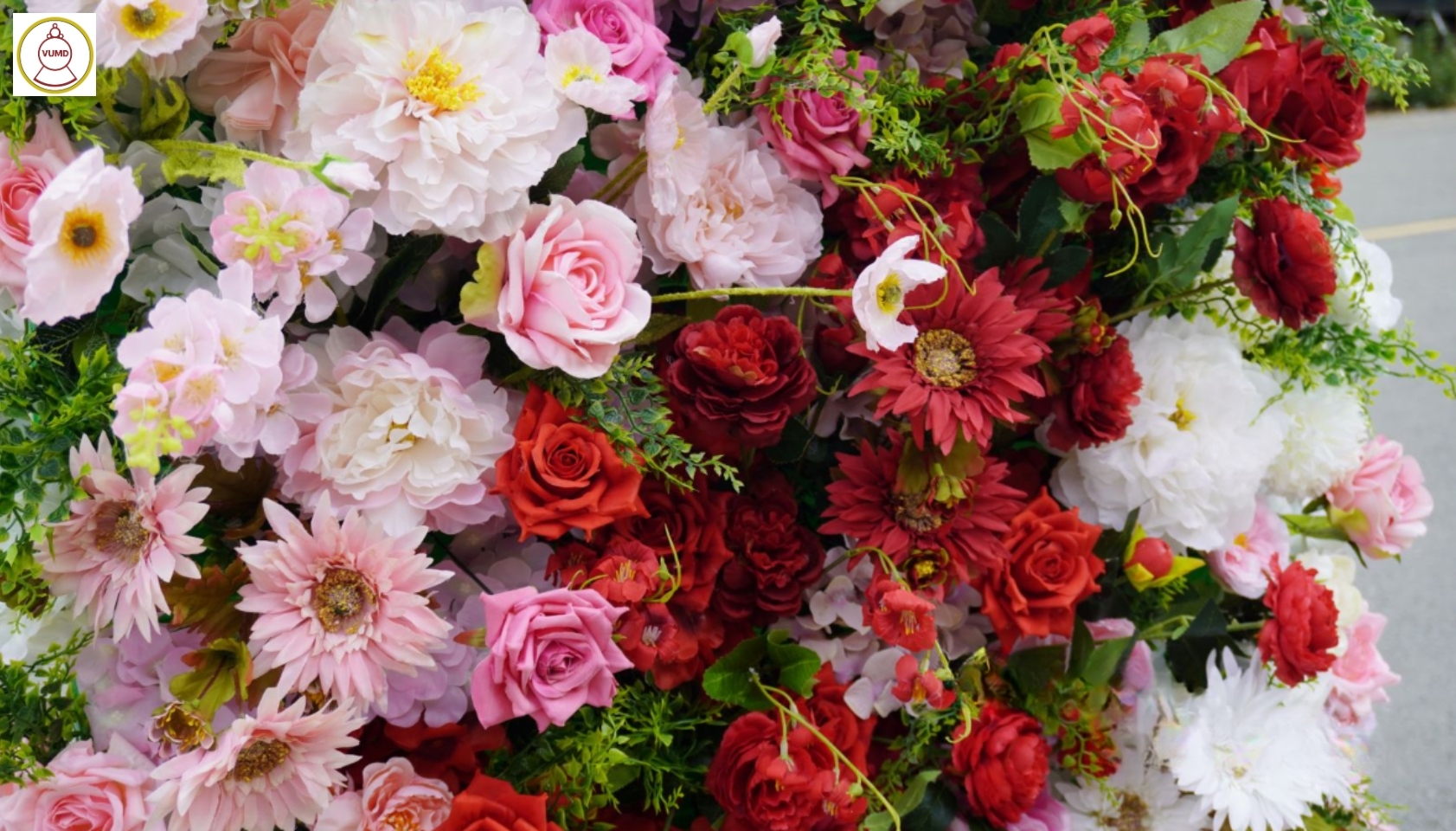 Mảng tường hoa hồng đỏ