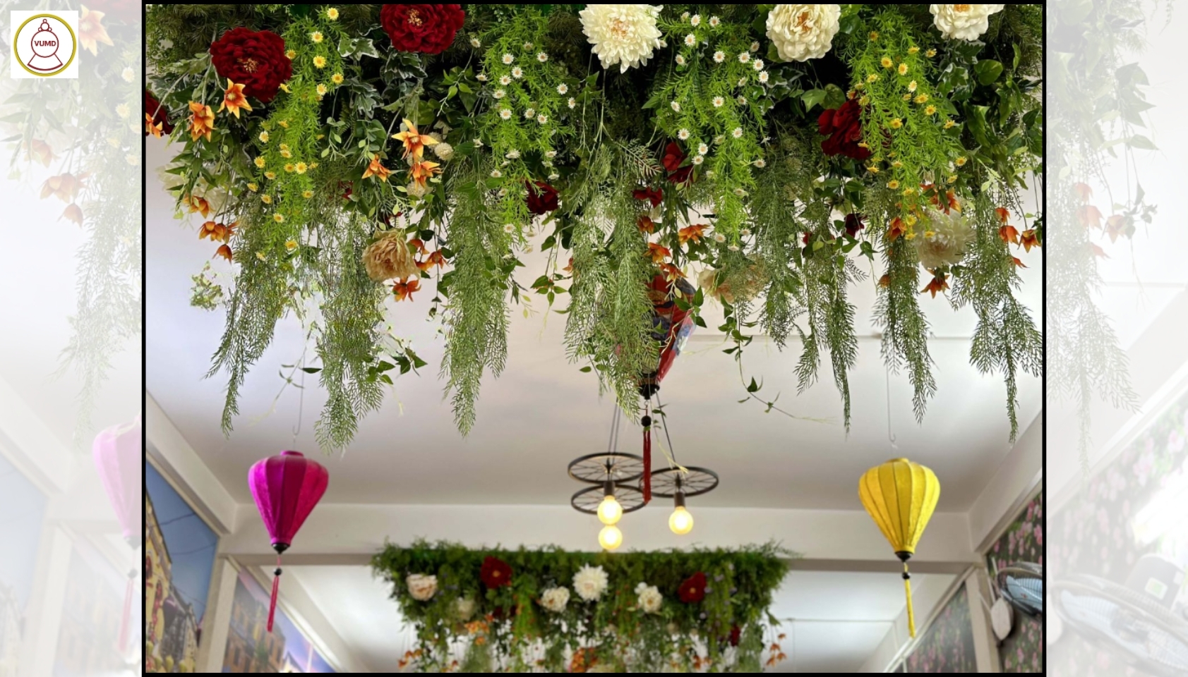 Hoa lá nhân tạo trang trí trần nhà