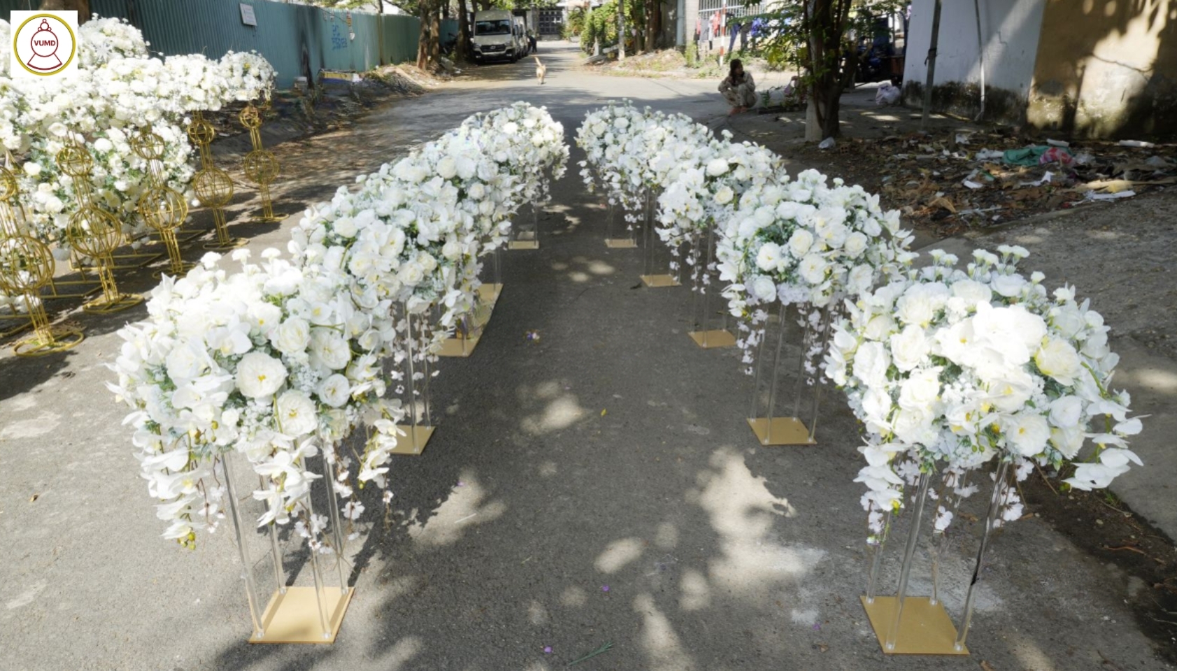 Đôn hoa lụa trang trí nhà hàng tiệc cưới