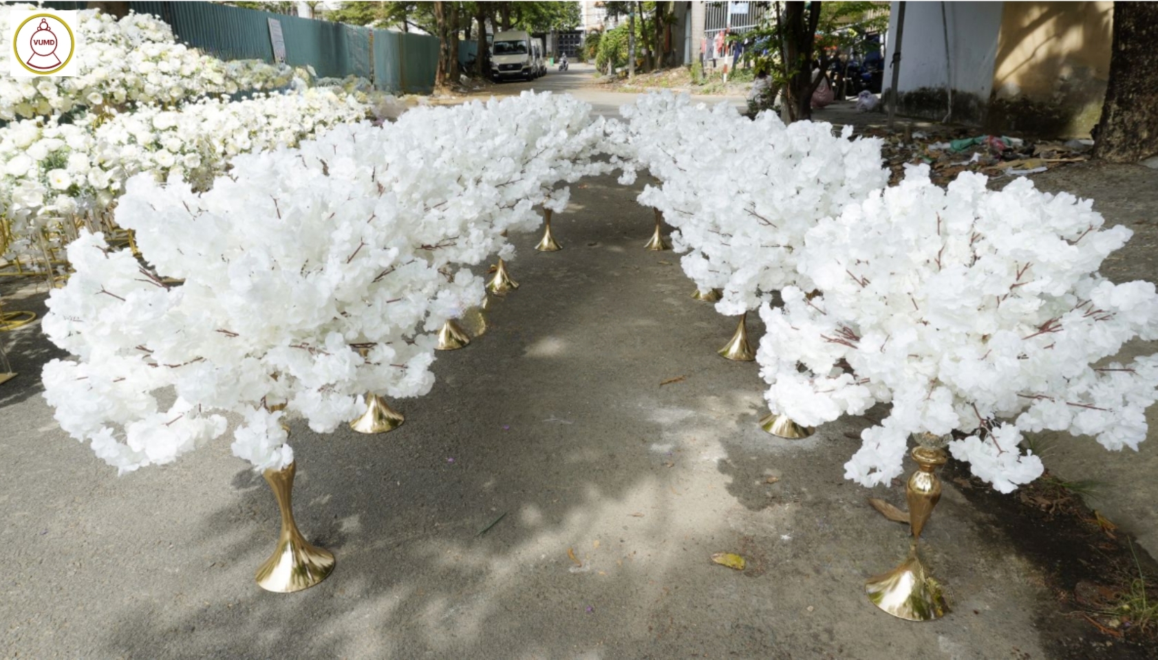 Đôn hoa lụa trang trí nhà hàng tiệc cưới